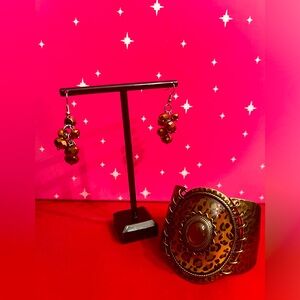 ANIMAL PRINT THEMED HAMMERED METAL CUFF w/brown Glass